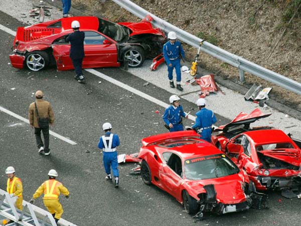 Choque de Ferraris en Japon