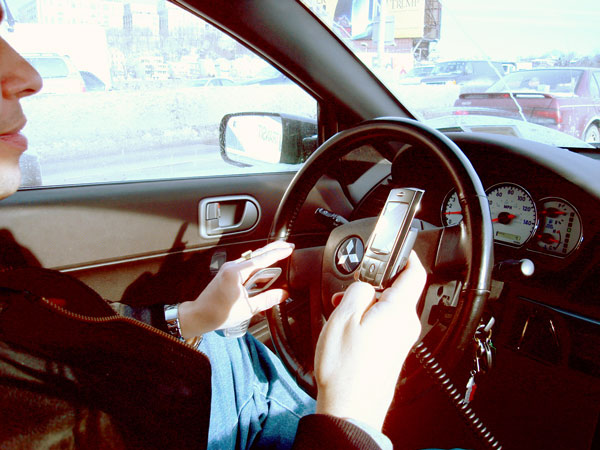 Apoyan la prohibición del uso de teléfonos celulares en los autos